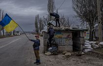 Ukrán gyerekek egy elhagyott ellenőrző ponton játszanak Herszonban