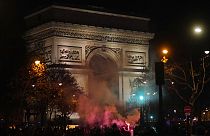 El Arco del Triunfo envuelto en humo de bengalas