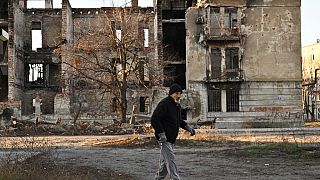Un vieil homme dans les rues de Lyman (province de Donetsk), le 14 décembre 2022.