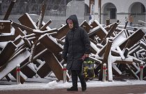 Mulher desloca-se a pé no centro de Kiev, Ucrânia