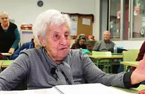 Mari Cruz (94) ist eine von 200.000 Erwachsenen, die in Spanien Bildungskurse besuchen