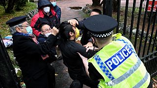Çinli diplomatların içeri almaya çalıştığı protestocuyu polis kurtardı (arşiv)