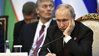 Az orosz elnök egy felszólalót hallgat egy biskeki gazdasági fórumon
