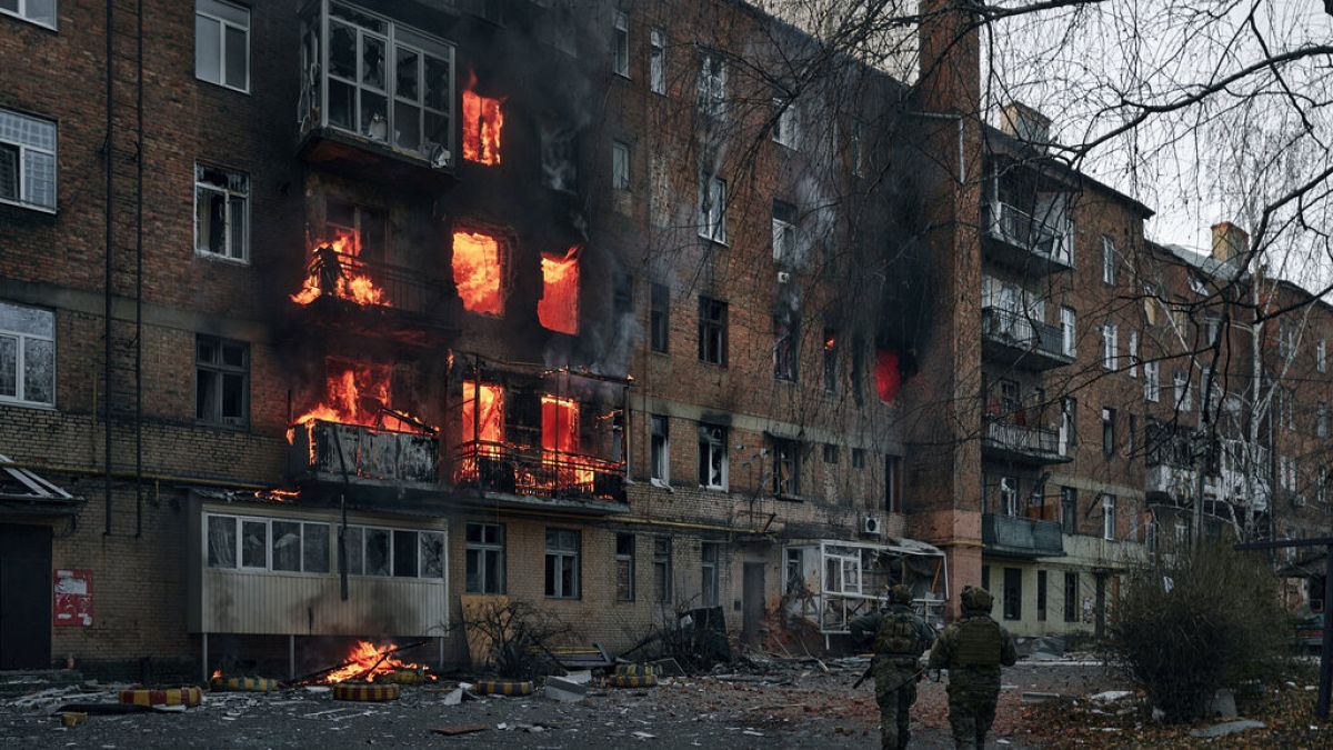 Ukrayna'nın Donetsk bölgesindeki Bakhmut'ta Rus bombardımanının ardından yanan bir apartman
