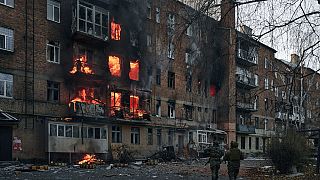 Ukrayna'nın Donetsk bölgesindeki Bakhmut'ta Rus bombardımanının ardından yanan bir apartman