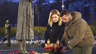 Zelenski y Zelenska en el monumento a las víctimas de Holodomor