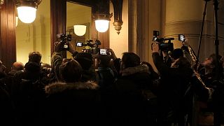 Újságírók a brüsszeli Igazságügyi Palotában, a meghallgatások végét várva