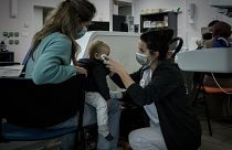 Kisgyerek lázás mérik a bordeaux-i kórház gyermeksürgősségi részlegén 2022. november 3-án