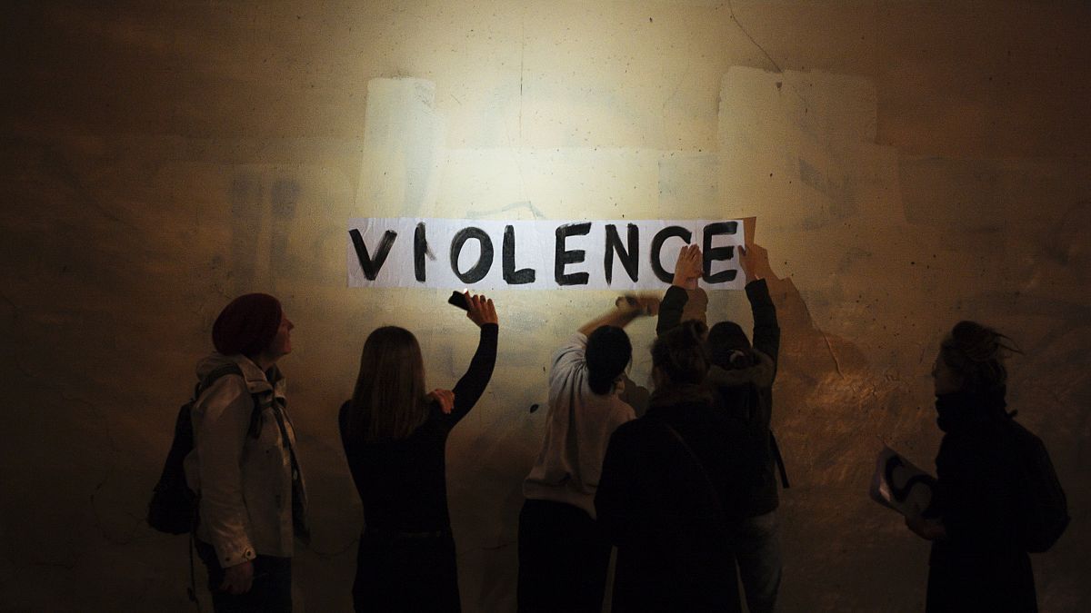 نساء يرسمن جدارية كلمة عنف في باريس، فرنسا. 