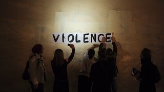 نساء يرسمن جدارية كلمة عنف في باريس، فرنسا.