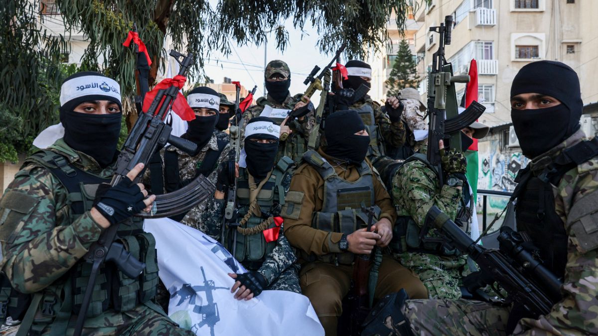 فلسطينيون من مجموعة "عرين الأسود المسلحة والتي تنشط ضد القوات الإسرائيلية في مدينة نابلس بالضفة الغربية المحتلة، 10 ديسمبر 2022.