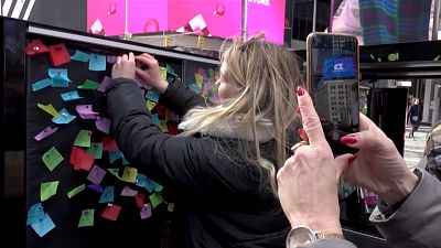 Die "Wunsch-Wand" am Times Square findet regen Zuspruch