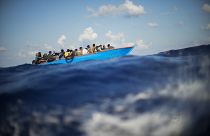 مهاجرون في قارب خشبي في البحر المتوسط بالقرب من جزيرة لامبيدوزا الإيطالية.