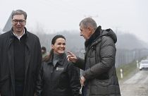 A szerb és a magyar elnök, valamint a korábbi cseh kormányfő beszélgetnek a tompai határnál