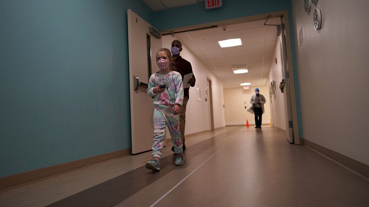 ليكسي سترويني، 6 سنوات تسير في أروقة مستشفى الأطفال الوطني، في واشنطن