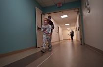 ليكسي سترويني، 6 سنوات تسير في أروقة مستشفى الأطفال الوطني، في واشنطن