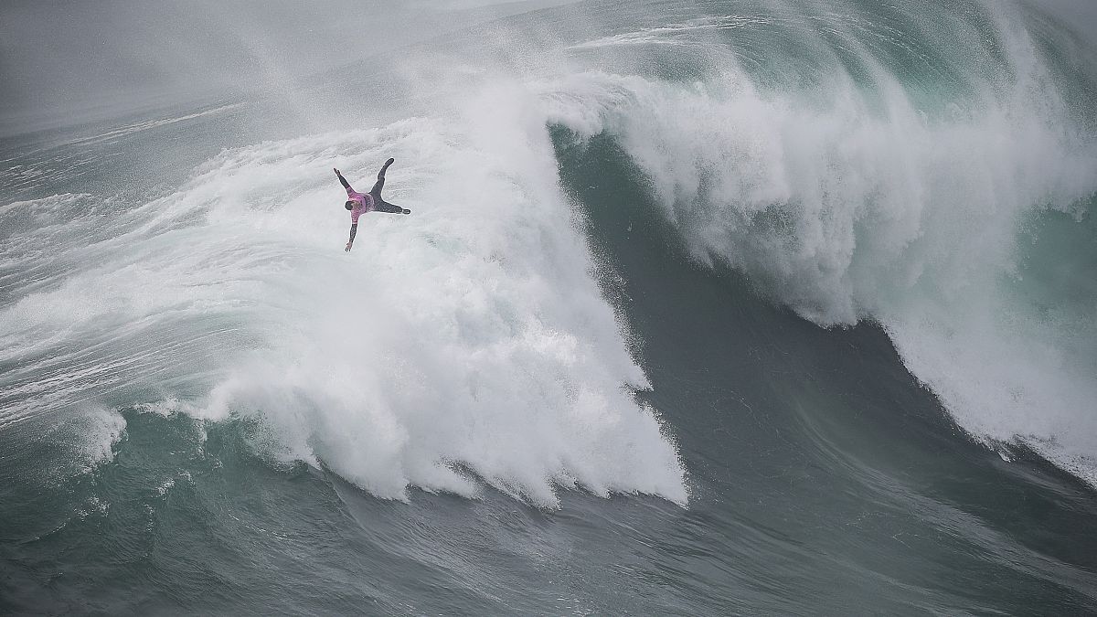 Eric Rebiere francia szörfös a Praia do Norte-nál rendezett szörfversenyen 2022. február 10-én. 