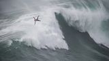 Le surfer français Eric Rebière lors du Tudor Nazare Tow Surfing Challenge à Praia do Norte à Nazare, le 10 février 2022