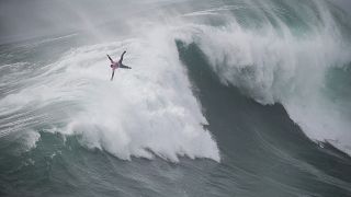 Eric Rebiere francia szörfös a Praia do Norte-nál rendezett szörfversenyen 2022. február 10-én.