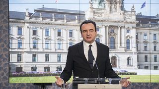 Премьер-министр Косова Альбин Курти вручает в Праге официальную заявку на вступление частично признанного государства в ЕС, 15 декабря 2022 г.