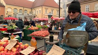Un vendedor en un mercado de Zagreb, Croacia