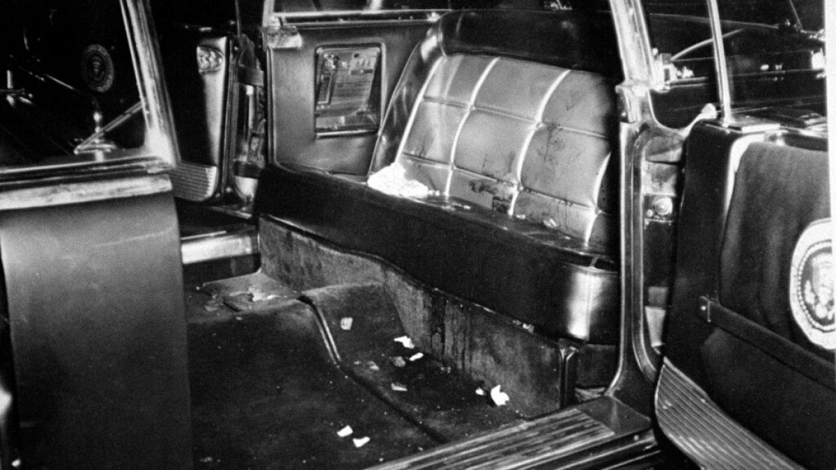 Салон кабриолета, в котором ехал и был застрелен президент Джон Кеннеди