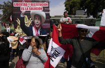 Simpatizantes de Pedro Castillo se reúnen frente a la base policial en la que se encuentra detenido tras ser detenido y acusado de rebelión en las afueras de Lima, Perú