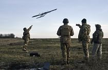 Украинские военные запускают дрон по российским позициям близ Бахмута