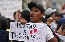 Un partisan de Pedro Castillo lors d'une manifestation à Lima, le 15 décembre.