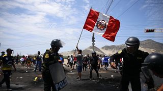Сторонники свергнутого президента Перу Педро Кастильо протестуют на Панамериканском северном шоссе