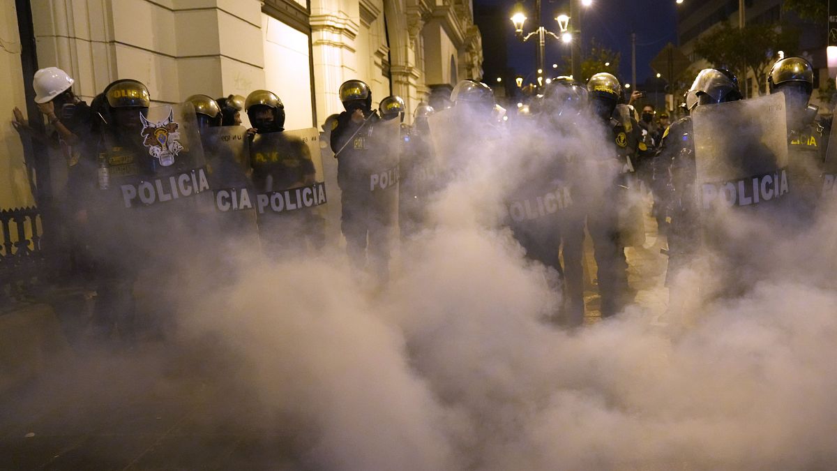 شرطة مكافحة الشغب خلال مظاهرات في ليما 