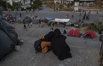 Midilli adasındaki göçmenler kendilerine kalacak yer sağlanması için bekliyor, Yunanistan