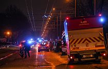 Déploiement de pompiers et de policiers près de l'immeuble ravagé par les flammes à Vaulx-en-Velin (près de Lyon, France), le 16/12/2022