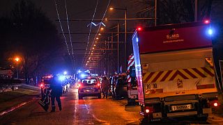 Déploiement de pompiers et de policiers près de l'immeuble ravagé par les flammes à Vaulx-en-Velin (près de Lyon, France), le 16/12/2022