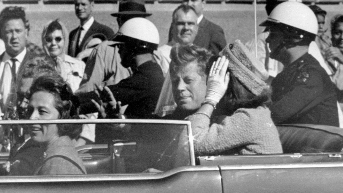 جان‌ اف کندی، سی و پنجمین رئیس جمهور آمریکا لحظاتی پیش از آنکه هدف سوء قصد قرار بگیرد
