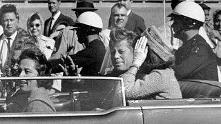 جان‌ اف کندی، سی و پنجمین رئیس جمهور آمریکا لحظاتی پیش از آنکه هدف سوء قصد قرار بگیرد