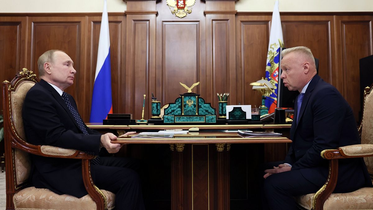 Vlagyimir Putyin orosz elnök és Dmitrij Mazepin vegyipari mágnás. Mazepin neve lekerült a szankciós listáról. 