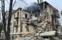 Trümmer eines Wohnhauses, das bei einem russischen Raketenangriff in Kryvyi Rih, Ukraine, beschädigt wurde.