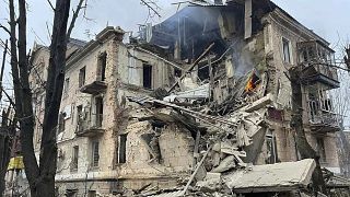 Trümmer eines Wohnhauses, das bei einem russischen Raketenangriff in Kryvyi Rih, Ukraine, beschädigt wurde.