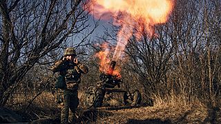 Soldados ucranianos disparan contra posiciones rusas en la región de Donetsk.