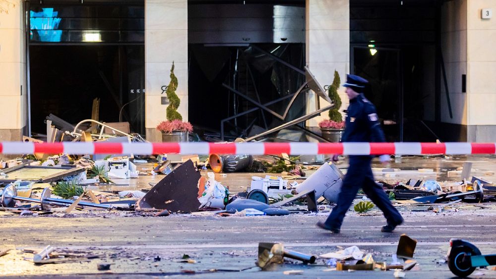 AquaDom: Berlin aquarium explodes and causes a wave of devastation AquaDom: Berlin aquarium explodes and causes a wave of devastation