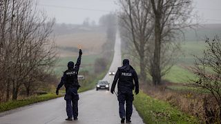 عنصران من الشرطة البولندية عند الحدود الأوكرانية
