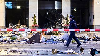 Detritos provocados pela explosão de aquário gigante em Berlim