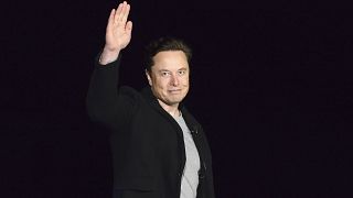 Archivo:  Elon Musk, de SpaceX, saluda con la mano mientras ofrece información actualizada sobre Starship, el 10 de febrero de 2022,