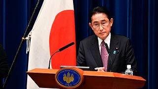 رئيس الوزراء الياباني فوميو كيشيدا خلال مؤتمر صحفي في المقر الرسمي لرئيس الوزراء في طوكيو، الجمعة  16 ديسمبر  2022.