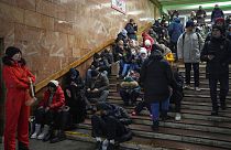 Des personnes se reposent dans une station de métro, utilisée comme abri anti-bombe lors d'une attaque à la roquette à Kiev, en Ukraine, vendredi 16 décembre 2022.