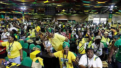 أعضاء من حزب المؤتمر الوطني الإفريقي يرقصون ويغنون أثناء انتظارهم بدء فعاليات المؤتمر الـ55 للحزب في مركز الترفيه الوطني بالعاصمة جوهانسبرج، 16 ديسمبر 2022.
