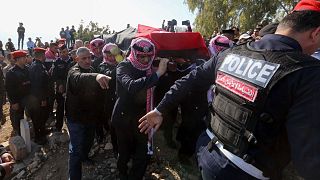 تشییع پیکر مامور پلیس اردن که در تظاهرات علیه افزایش سوخت با گلوله کشته شد