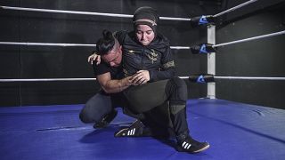 الماليزية المحجبة نور "فينيكس" ديانا خلال التدريب مع مصارع رجل