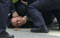 عناصر الشرطة الصينية تعتقل أحد المتظاهرين خلال مظاهرة في أحد شوارع شنغهاي، الصين.